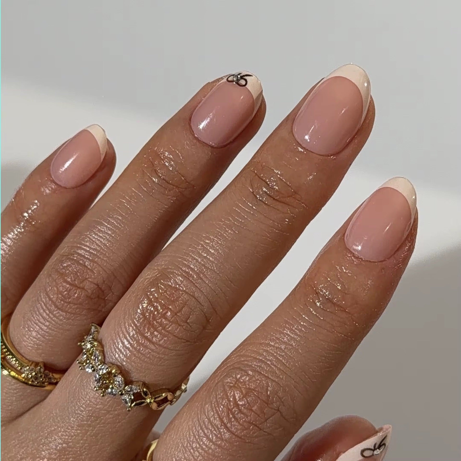 Sweet Ribbon Almond nails on hand